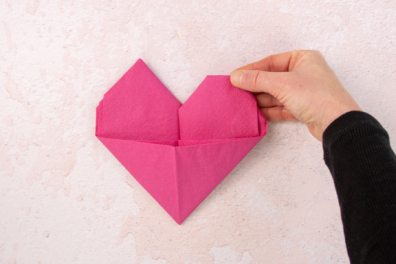 Servietten Herz falten - Herzbögen falten