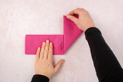 Außenkanten einer Serviette nach oben falten