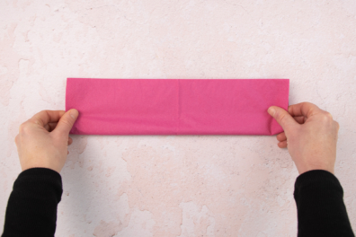 Papierserviette zu einem Streifen falten