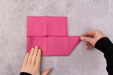 Serviettenspitze nach außen falten