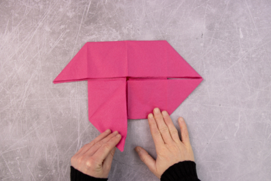 Flügel falten für ein Windrad aus einer Serviette