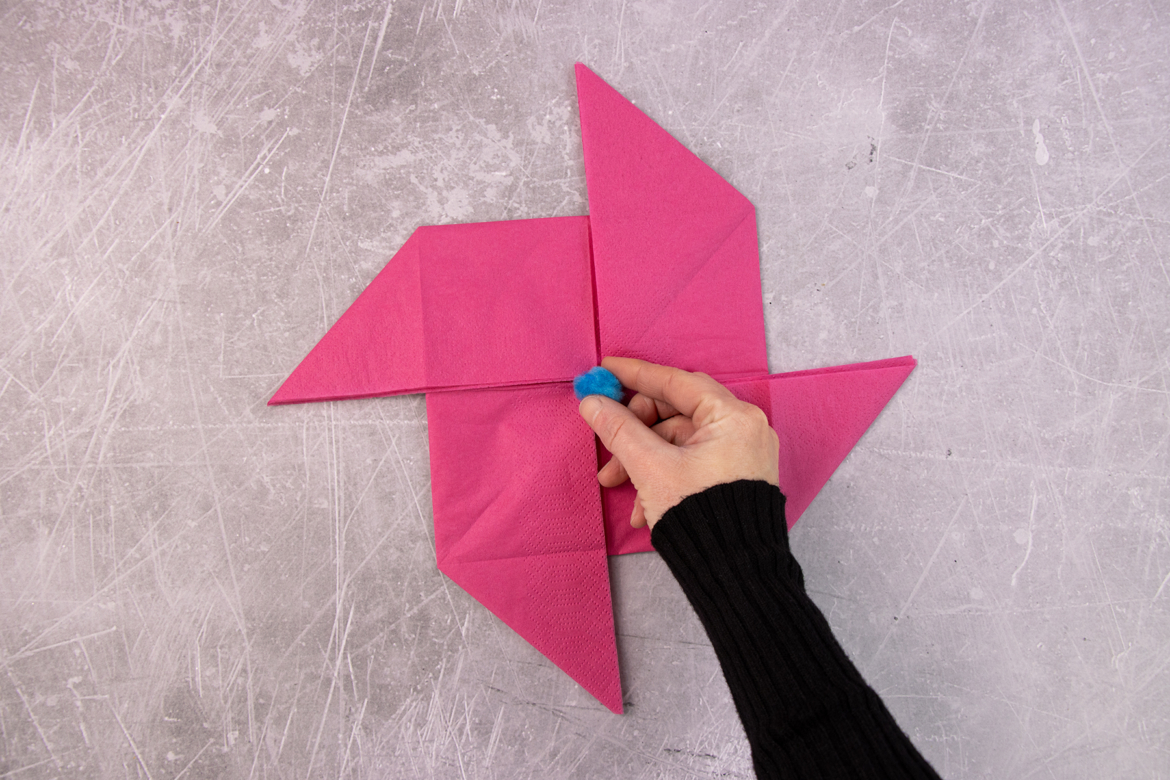 Pompom in die Mitten der Serviette legen und dekorieren