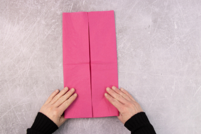 Serviettenstreifen in die Senkrechte falten