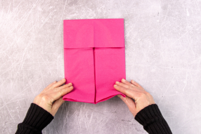 Unter Serviettenkante nach oben falten