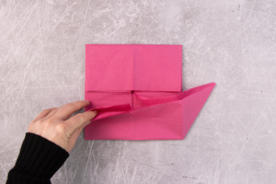 Doppelseitige Serviettenlage nach unten falten