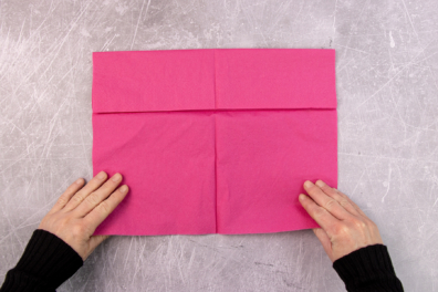 Unter Servietten Seite nach oben zur Mitte falten