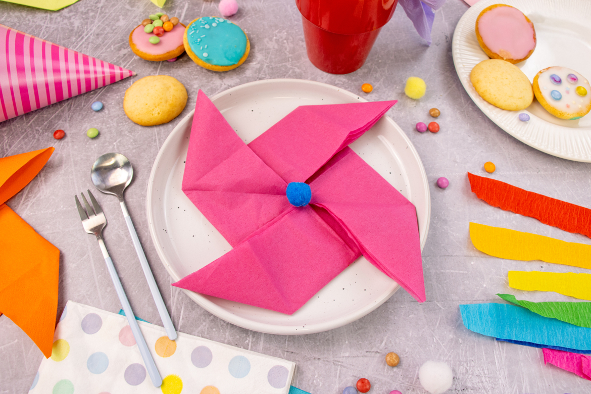 Servietten Windrad falten - Tischdekoration zum Fasching und Karneval