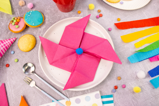 Servietten Windrad falten - Tischdeko für Karneval und Fasching