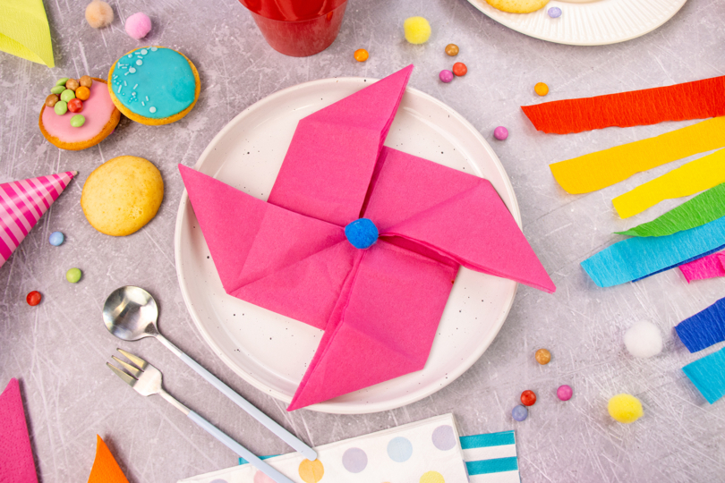 Servietten Windrad falten - Tischdeko für Karneval und Fasching