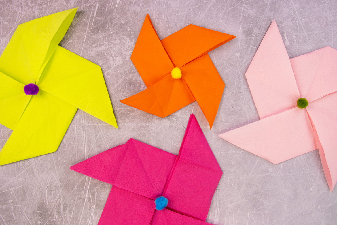 Bunte Windräder aus Servietten gefaltet