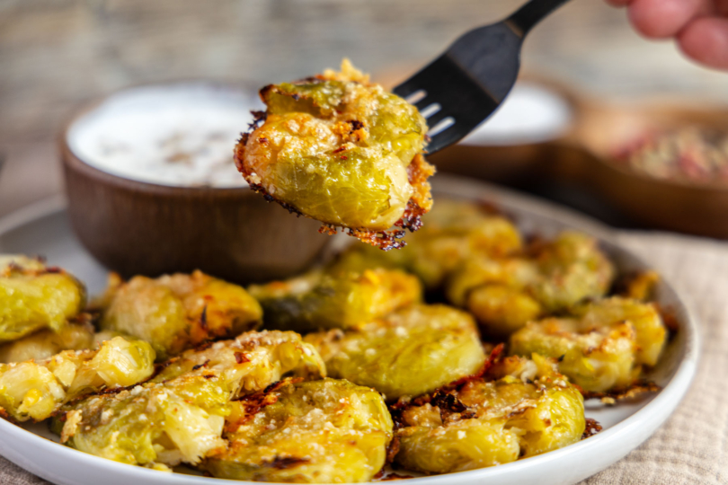 knuspriger Smashed Rosenkohl