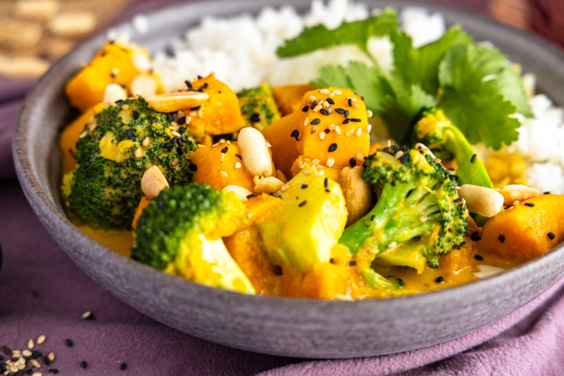 Süßkartoffel-Curry mit Kokosmilch, Erdnüssen und Sesam