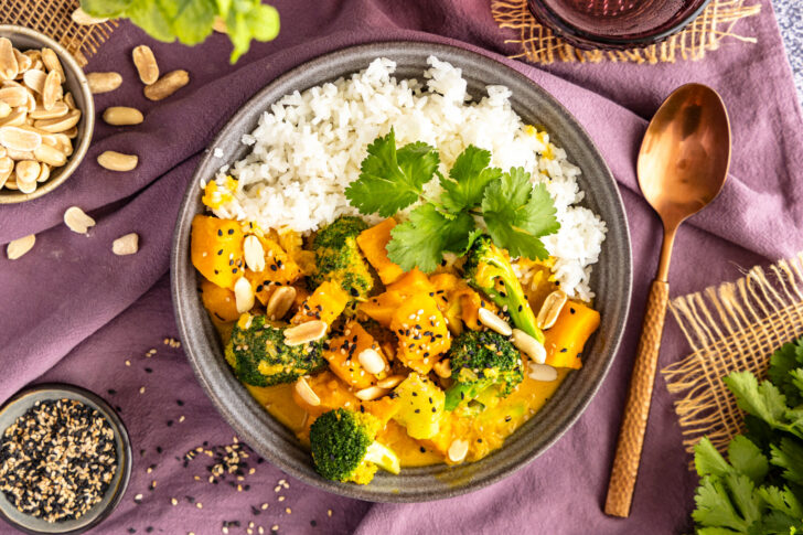 Süßkartoffel-Curry mit Reis servieren