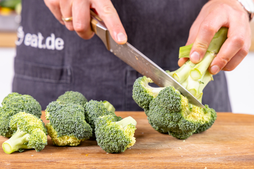 Brokkoli in Rösschen schneiden