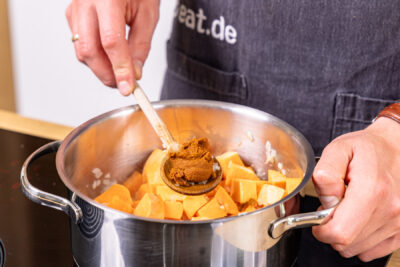 Currypaste dazugeben