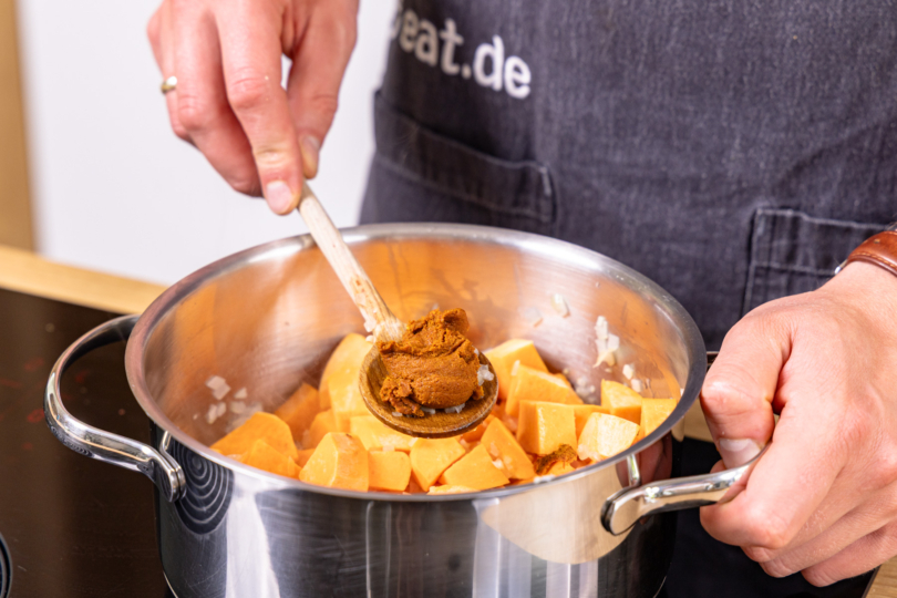 Currypaste dazugeben