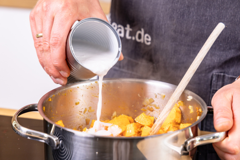 Kokosmilch dazu gießen