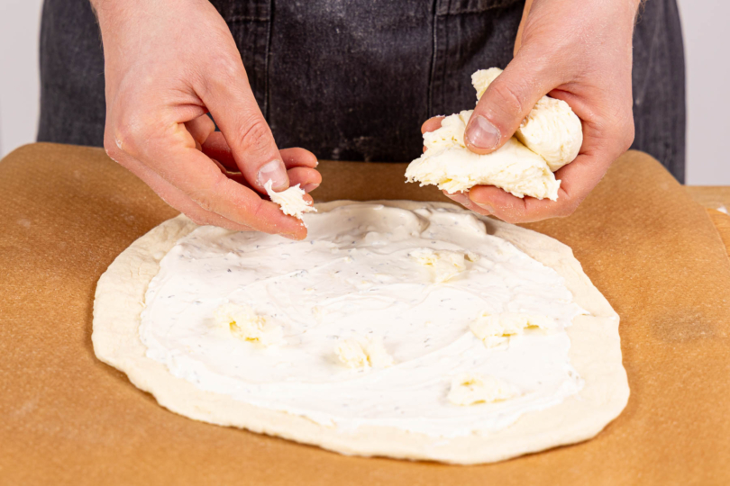 Trüffelpizza mit Mozzarella belegen
