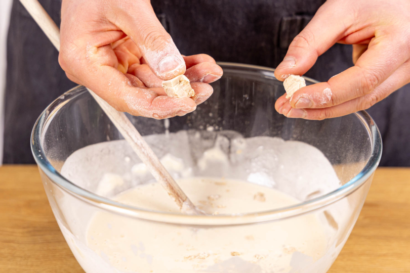 Hefe zum Teig bröseln