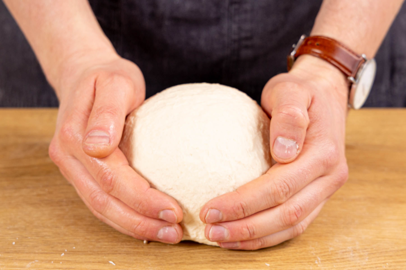 Pizzateig auf Spannung bringen