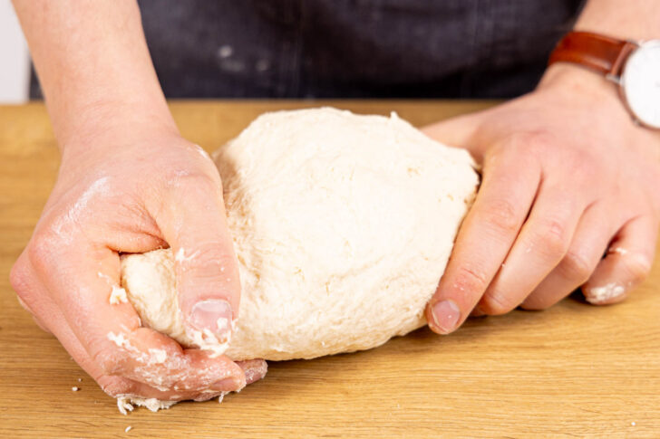 Pizzateig kneten