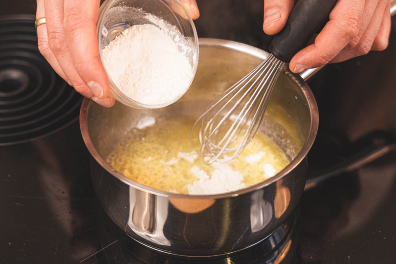 Mehl zur flüssigen Butter geben
