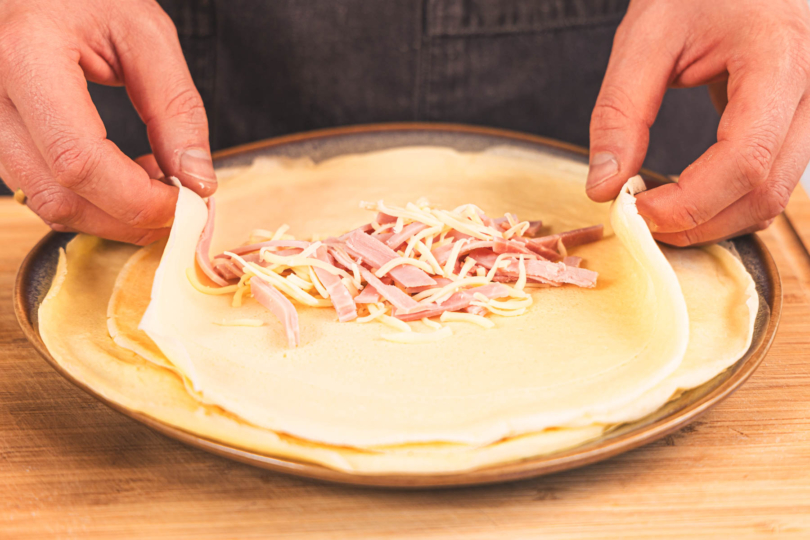 gefüllten Pfannkuchen einrollen