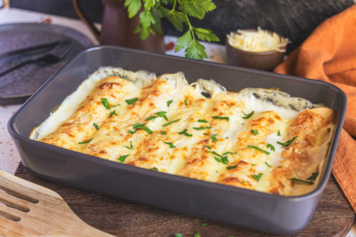 Überbackene Pfannkuchen mit Schinken und Käse in der Auflaufform