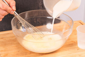 Milch in die Eier einrühren
