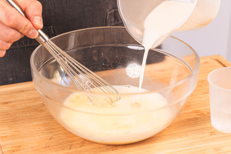 Milch in die Eier einrühren