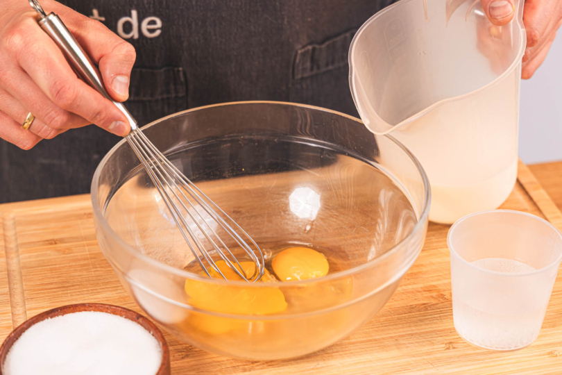 Milch zu den Eiern geben