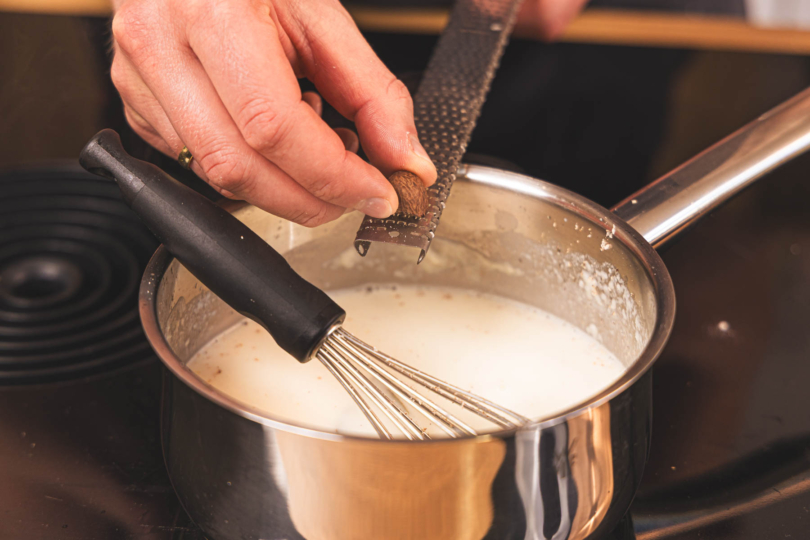 Sauce mit Muskatnuss würzen