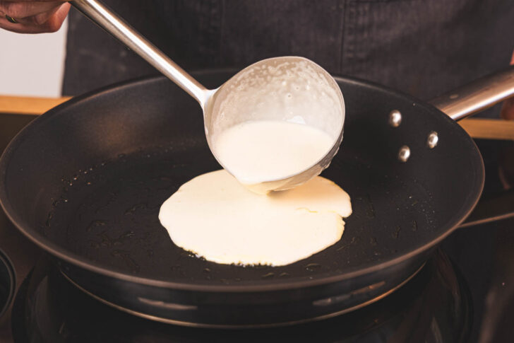 Pfannkuchenteig in die Pfanne geben