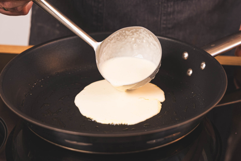 Pfannkuchenteig in die Pfanne geben