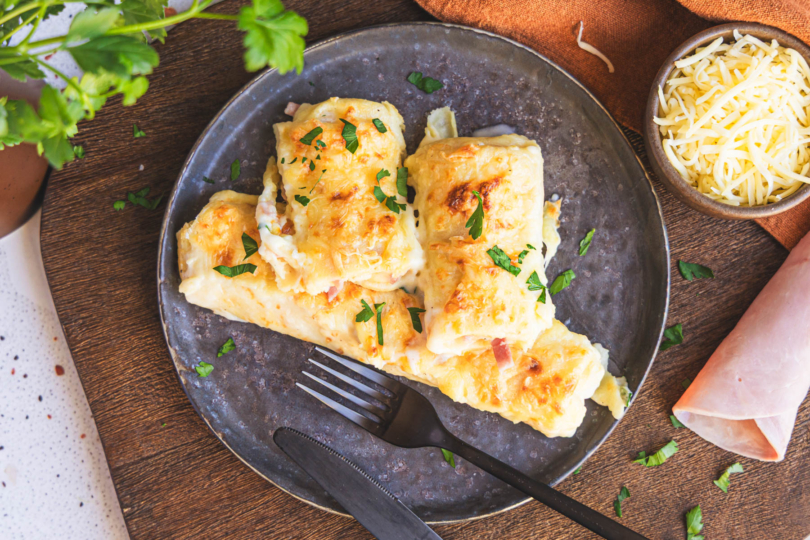 Überbackene Pfannkuchen mit Schinken und Käse auf dem Teller top-down