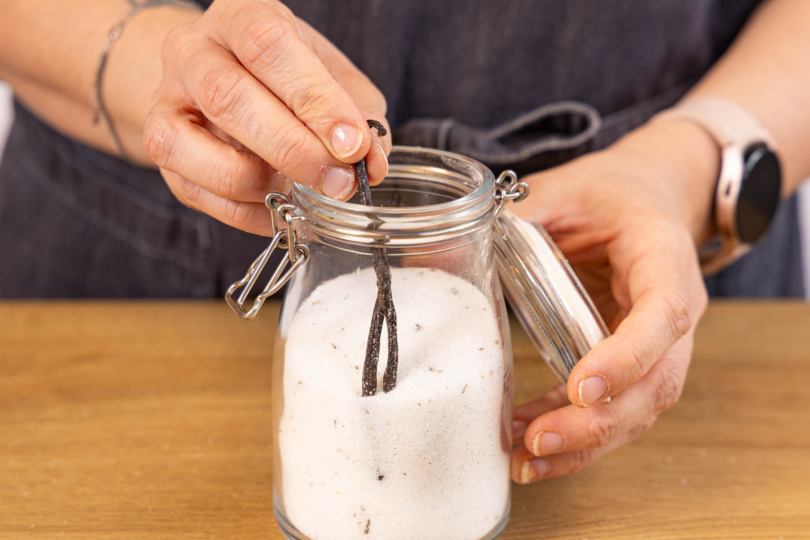 Restliche Vanilleschote mit zum Zucker geben