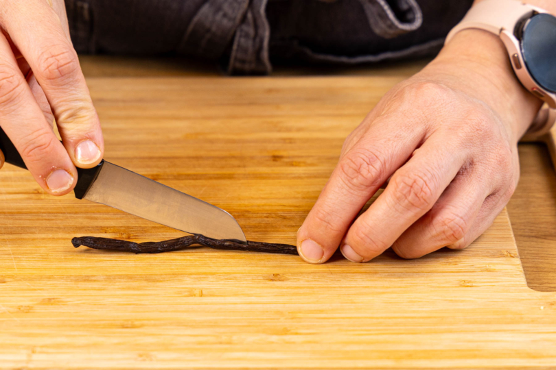 Vanilleschote halbieren und auskratzen