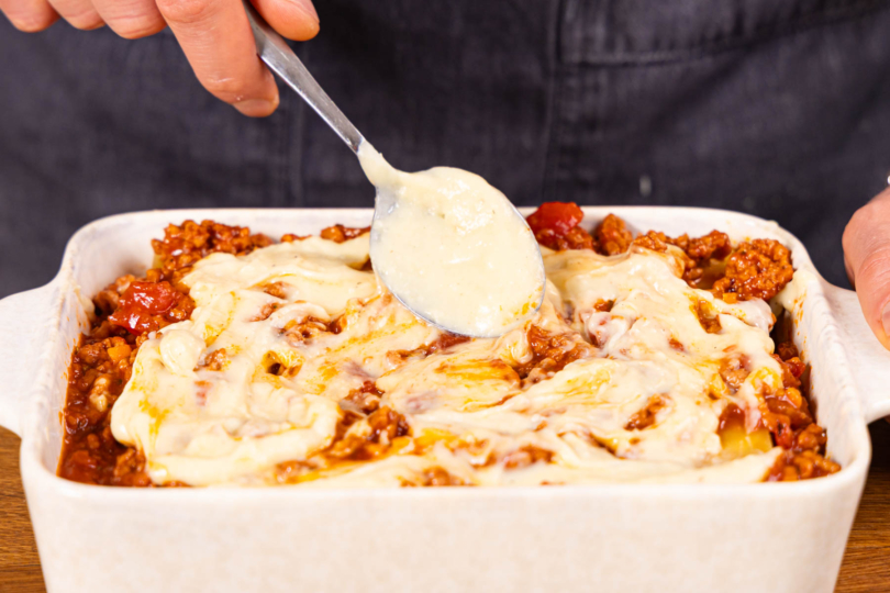 als letzte Schicht Bechamelsauce verstreichen