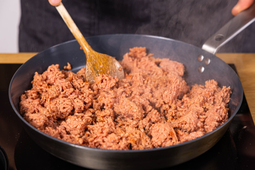 veganes Hackfleisch scharf und krümelig anbraten