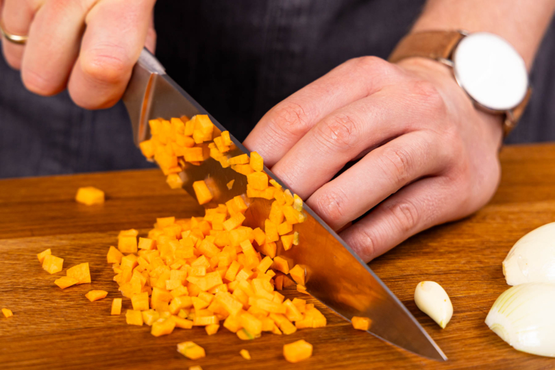 Zwiebel und Karotten klein schneiden und mit dem Hack anbraten