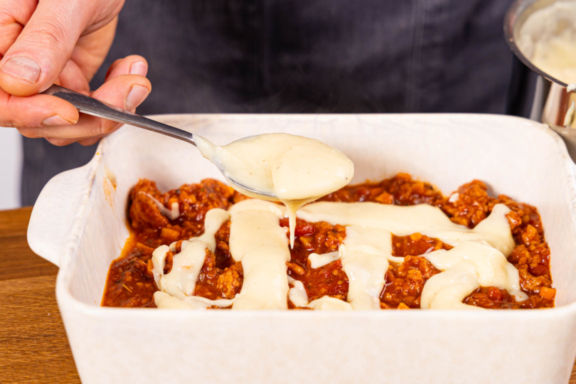 als untere Schicht mit Hackfleischsoße und Bechamel beginnen