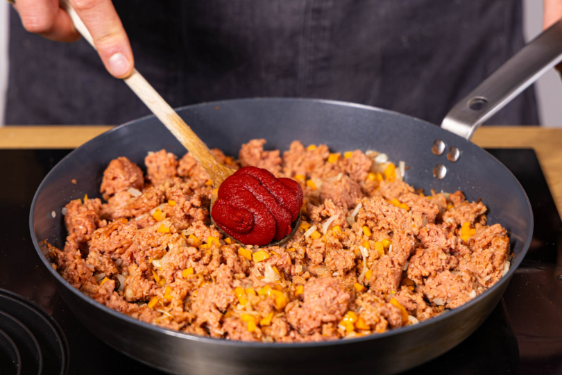 Tomatenmark kurz anschwitzen