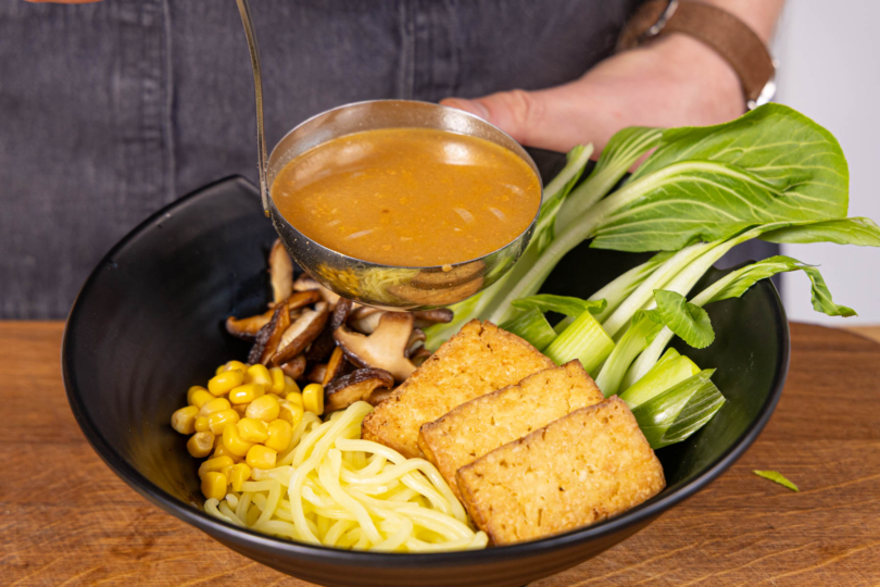 Vegetarische Ramen mit Brühe auffüllen