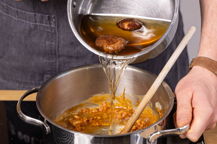 Brühe dazugeben und aufkochen