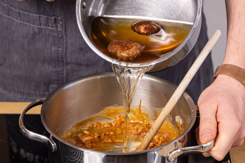 Brühe dazugeben und aufkochen