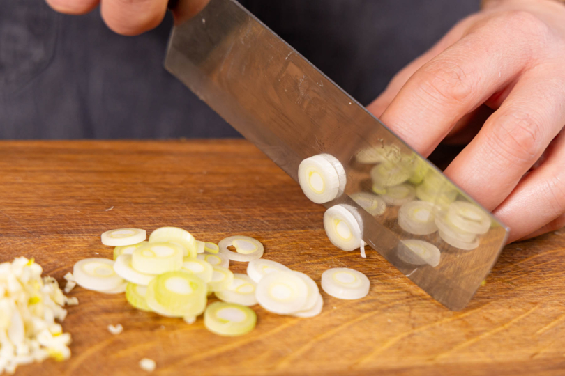 Frühlingszwiebeln in Ringe schneiden