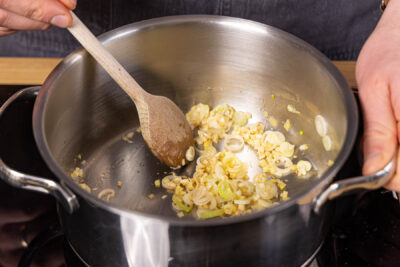 Knoblauch, Ingwer und Lauch anbraten