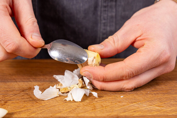 Ingwer und Knoblauch schälen