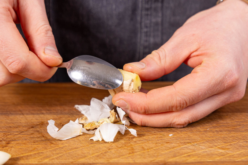 Ingwer und Knoblauch schälen