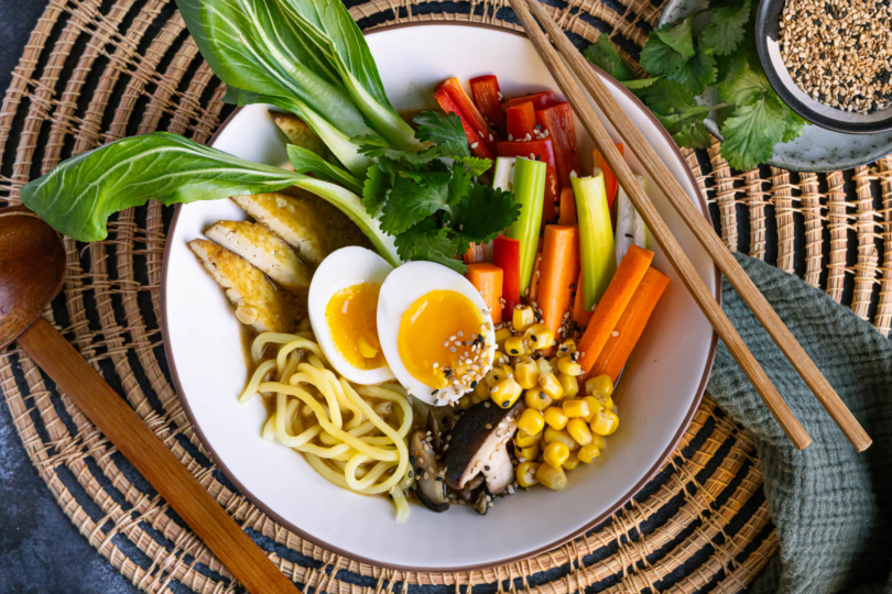 Vegetarische Ramen mit Paprika und Karotte